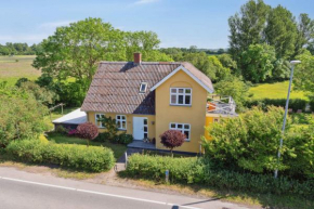 Beautiful Yellow Country Villa By The Water in Millinge